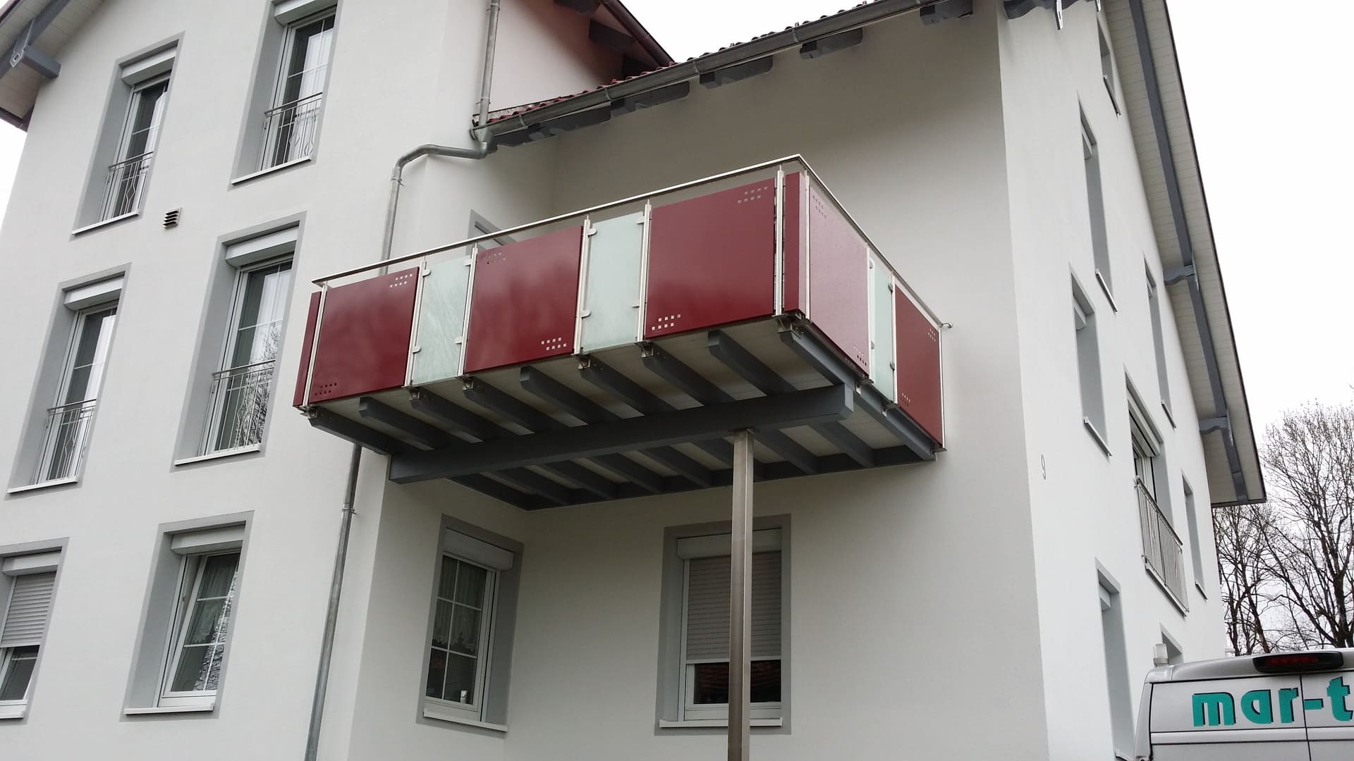 Neuer Balkon, aus edelstahl und rotem und weißem Glas